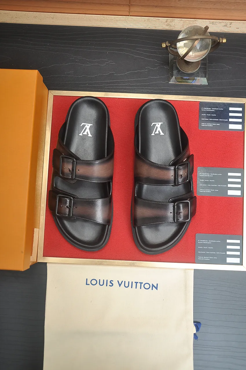 Men's shoes 💰400💶 [Louis Vuitton LV slippers] (high-end cowhide) counter 1:1 fashion style, a must-have for summer! The designer used LV’s iconic outsole. The original simple slippers instantly become fashionable! The upper is made of flexible special cowhide leather straps alternately, and the workmanship is exquisite! A must-have for stylish men in summer, size 38-45 (45 customized)